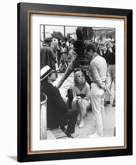 BONNIE AND CLYDE, 1967 directed by ARTHUR PENN On the set, Arthur Penn with Warren Beatty and Faye-null-Framed Photo