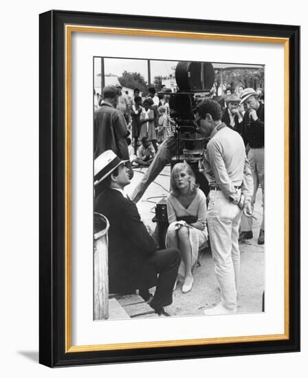 BONNIE AND CLYDE, 1967 directed by ARTHUR PENN On the set, Arthur Penn with Warren Beatty and Faye-null-Framed Photo