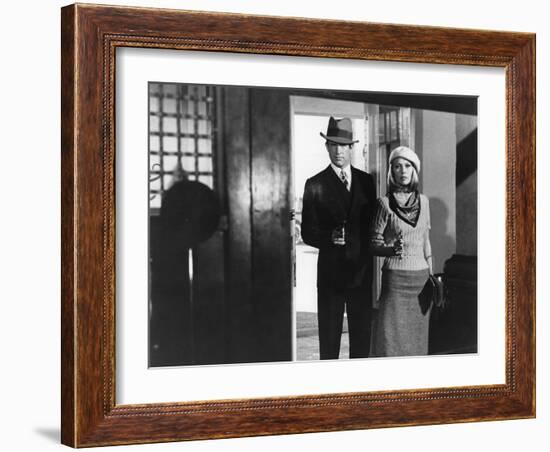 BONNIE AND CLYDE, 1967 directed by ARTHUR PENN Warren Beatty and Faye Dunaway (b/w photo)-null-Framed Photo