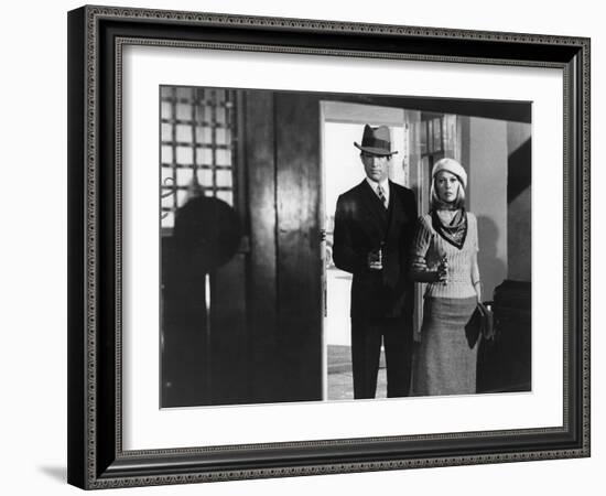 BONNIE AND CLYDE, 1967 directed by ARTHUR PENN Warren Beatty and Faye Dunaway (b/w photo)-null-Framed Photo