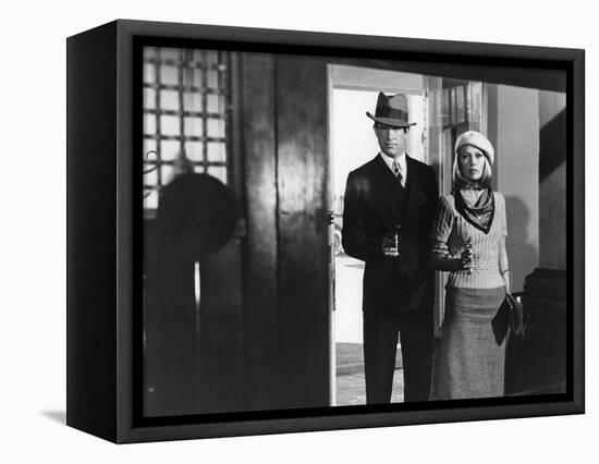 BONNIE AND CLYDE, 1967 directed by ARTHUR PENN Warren Beatty and Faye Dunaway (b/w photo)-null-Framed Stretched Canvas