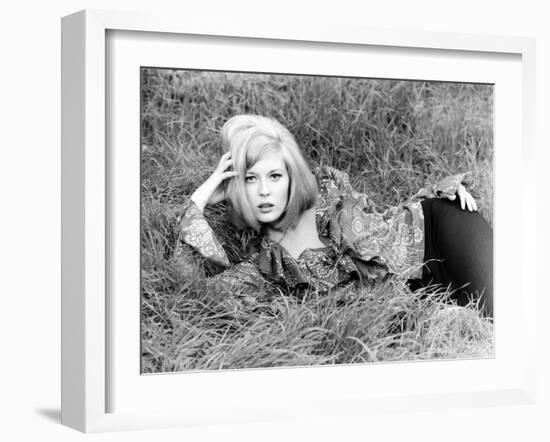 Bonnie and Clyde, Faye Dunaway, 1967-null-Framed Photo