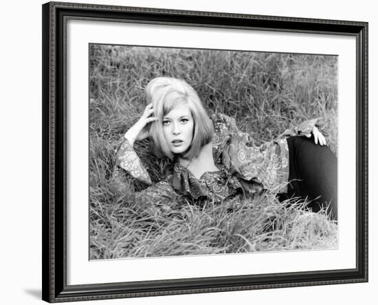 Bonnie and Clyde, Faye Dunaway, 1967-null-Framed Photo