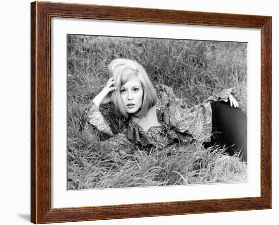 Bonnie and Clyde, Faye Dunaway, 1967-null-Framed Photo