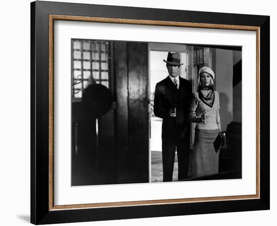 Bonnie and Clyde, Warren Beatty, Faye Dunaway, 1967-null-Framed Photo