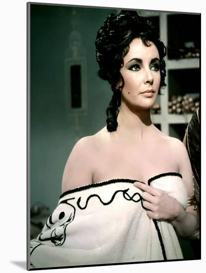 BOOM !, 1968 directed by JOSEPH LOSEY Elizabeth Taylor (photo)-null-Mounted Photo