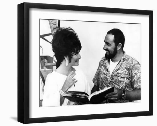 BOOM !, 1968 directed by JOSEPH LOSEY On the set, Elizabeth Taylor and his brother Howard (b/w phot-null-Framed Photo