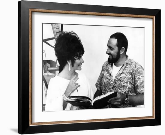 BOOM !, 1968 directed by JOSEPH LOSEY On the set, Elizabeth Taylor and his brother Howard (b/w phot-null-Framed Photo