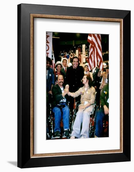 BORN ON THE FOURTH OF JULY, 1989 directed by OLIVER STONE On the set, Oliver Stone between Ron Kovi-null-Framed Photo