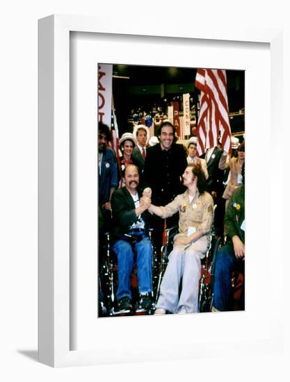 BORN ON THE FOURTH OF JULY, 1989 directed by OLIVER STONE On the set, Oliver Stone between Ron Kovi-null-Framed Photo