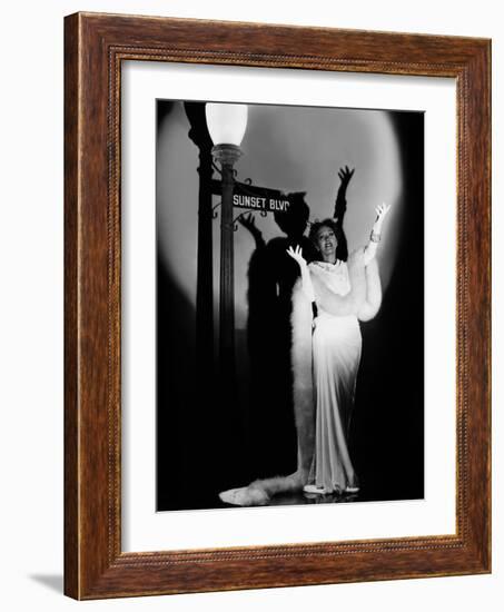 Boulevard du crepuscule SUNSET BOULEVARD by BillyWilder with Gloria Swanson, 1950 (b/w photo)-null-Framed Photo