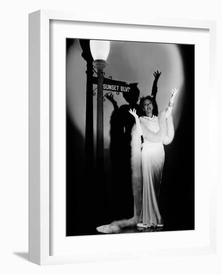 Boulevard du crepuscule SUNSET BOULEVARD by BillyWilder with Gloria Swanson, 1950 (b/w photo)-null-Framed Photo