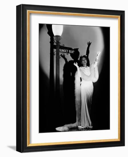 Boulevard du crepuscule SUNSET BOULEVARD by BillyWilder with Gloria Swanson, 1950 (b/w photo)-null-Framed Photo