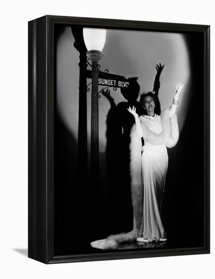 Boulevard du crepuscule SUNSET BOULEVARD by BillyWilder with Gloria Swanson, 1950 (b/w photo)-null-Framed Stretched Canvas