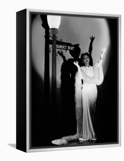 Boulevard du crepuscule SUNSET BOULEVARD by BillyWilder with Gloria Swanson, 1950 (b/w photo)-null-Framed Stretched Canvas