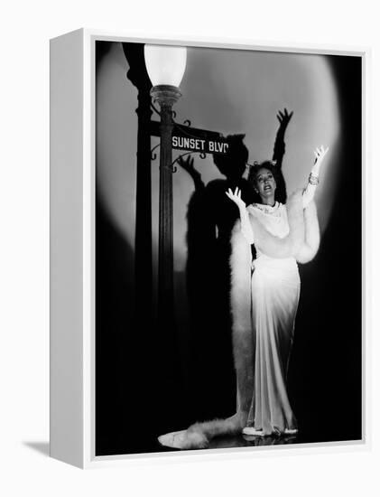 Boulevard du crepuscule SUNSET BOULEVARD by BillyWilder with Gloria Swanson, 1950 (b/w photo)-null-Framed Stretched Canvas