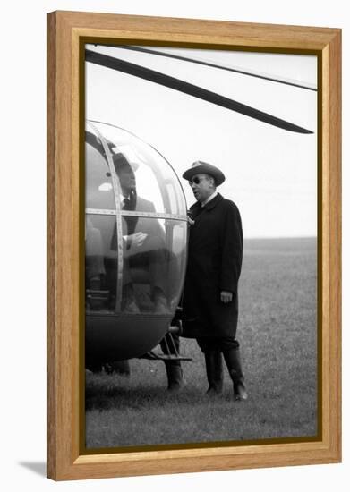 Bourvil and le realisateur Jean-Pierrre Melville sur le tournage du film Le Cercle Rouge, 1970 (b/w-null-Framed Stretched Canvas