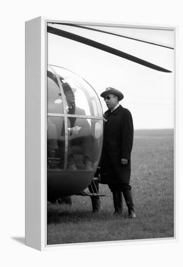 Bourvil and le realisateur Jean-Pierrre Melville sur le tournage du film Le Cercle Rouge, 1970 (b/w-null-Framed Stretched Canvas