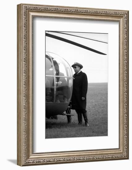 Bourvil and le realisateur Jean-Pierrre Melville sur le tournage du film Le Cercle Rouge, 1970 (b/w-null-Framed Photo