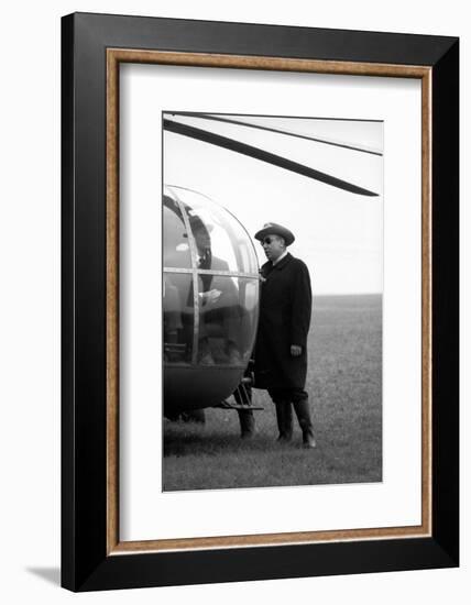 Bourvil and le realisateur Jean-Pierrre Melville sur le tournage du film Le Cercle Rouge, 1970 (b/w-null-Framed Photo