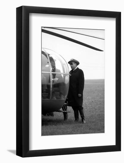 Bourvil and le realisateur Jean-Pierrre Melville sur le tournage du film Le Cercle Rouge, 1970 (b/w-null-Framed Photo