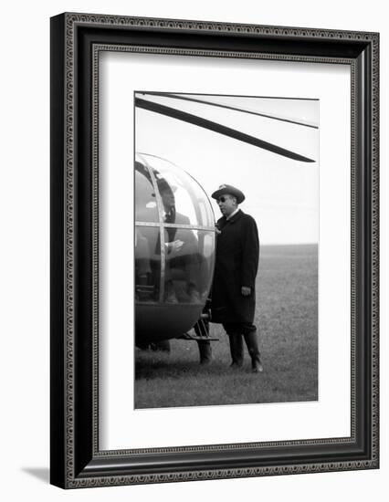 Bourvil and le realisateur Jean-Pierrre Melville sur le tournage du film Le Cercle Rouge, 1970 (b/w-null-Framed Photo