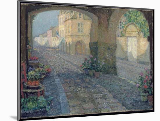 Boutique in the Old Porch; La Boutique De Vieux Porche, 1923 (Oil on Canvas)-Henri Eugene Augustin Le Sidaner-Mounted Giclee Print