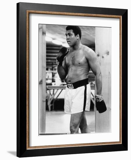 Boxing Great Muhammad Ali-Vandell Cobb-Framed Photographic Print