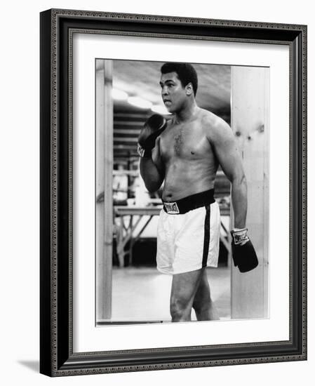 Boxing Great Muhammad Ali-Vandell Cobb-Framed Photographic Print