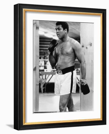 Boxing Great Muhammad Ali-Vandell Cobb-Framed Photographic Print