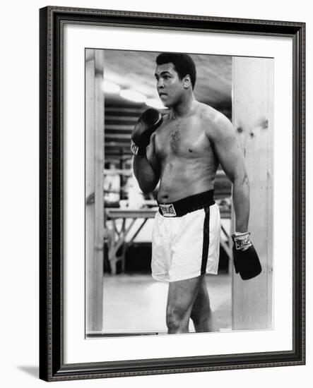 Boxing Great Muhammad Ali-Vandell Cobb-Framed Photographic Print