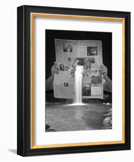 Breaking News-Thomas Barbey-Framed Giclee Print