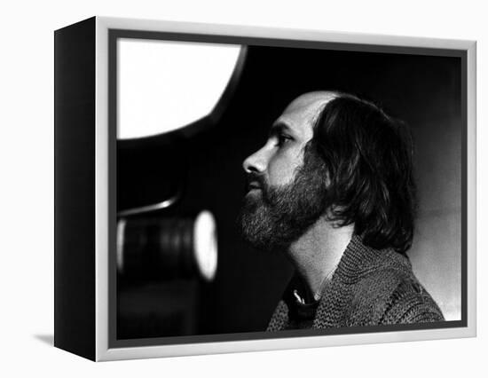 Brian by Palma sur le tournage du film Blow Out en, 1981 (b/w photo)-null-Framed Stretched Canvas