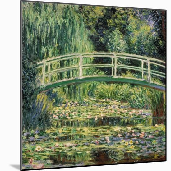Bruecke in Monets Garten Mit Weissen Seerosen, 1899-Claude Monet-Mounted Giclee Print