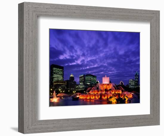 Buckingham Fountain and City Skyline, Chicago, Illinois, USA-Steve Vidler-Framed Photographic Print