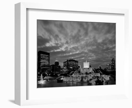 Buckingham Fountain and City Skyline, Chicago, Illinois, USA-Steve Vidler-Framed Photographic Print