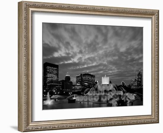 Buckingham Fountain and City Skyline, Chicago, Illinois, USA-Steve Vidler-Framed Photographic Print