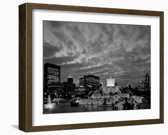 Buckingham Fountain and City Skyline, Chicago, Illinois, USA-Steve Vidler-Framed Photographic Print