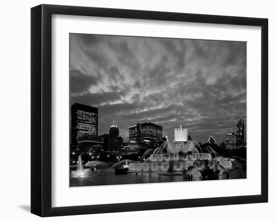 Buckingham Fountain and City Skyline, Chicago, Illinois, USA-Steve Vidler-Framed Photographic Print