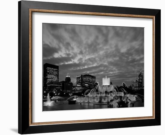 Buckingham Fountain and City Skyline, Chicago, Illinois, USA-Steve Vidler-Framed Photographic Print