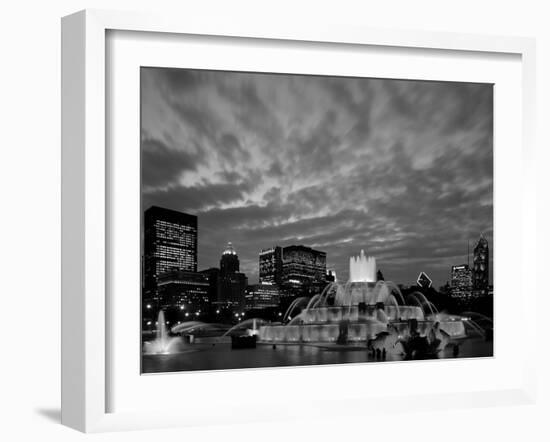 Buckingham Fountain and City Skyline, Chicago, Illinois, USA-Steve Vidler-Framed Photographic Print