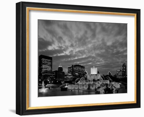 Buckingham Fountain and City Skyline, Chicago, Illinois, USA-Steve Vidler-Framed Photographic Print