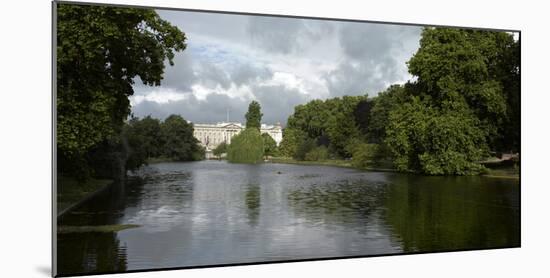 Buckingham Palace, St James Park, London-Richard Bryant-Mounted Photographic Print