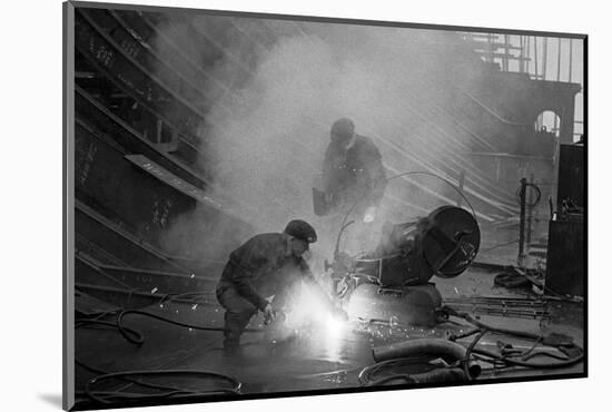 Building an Ocean-liner for the Pacific and Orient Lines at the Harland and Wolff Wharf in Belfast-Erich Lessing-Mounted Photographic Print