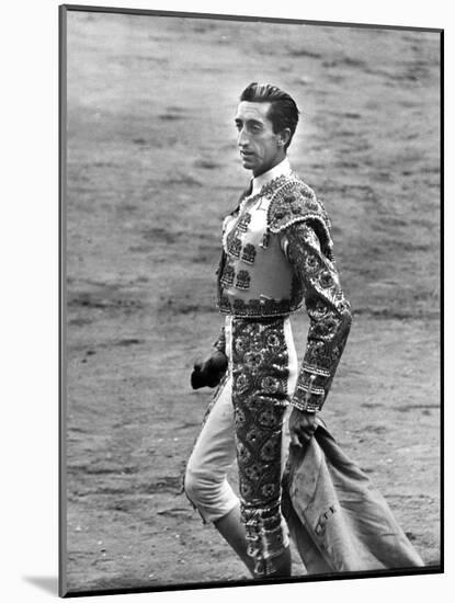 Bullfighter Manolete Accepting Applause of Crowd After Dispatching his Second Bull of the Afternoon-Tony Linck-Mounted Photographic Print