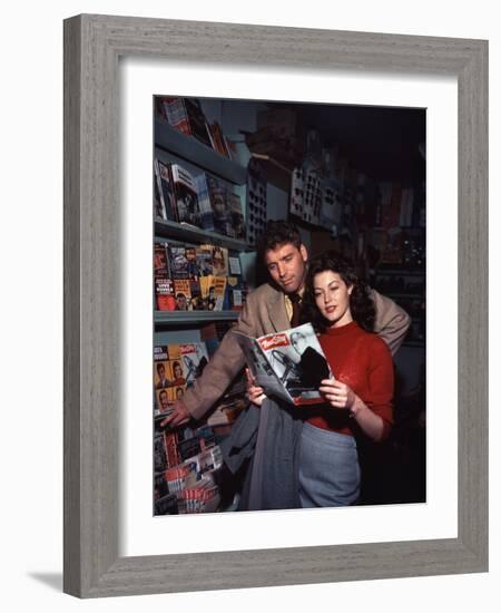 Burt Lancaster and Ava Gardner sur le plateau du film "Les tueurs", 1946-null-Framed Photo