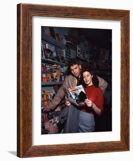 Burt Lancaster and Ava Gardner sur le plateau du film "Les tueurs", 1946-null-Framed Photo