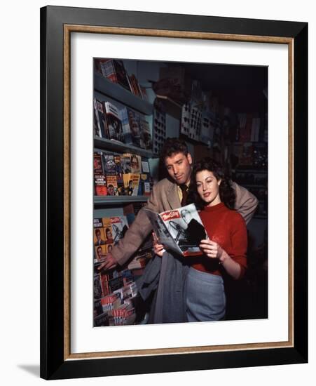 Burt Lancaster and Ava Gardner sur le plateau du film "Les tueurs", 1946-null-Framed Photo