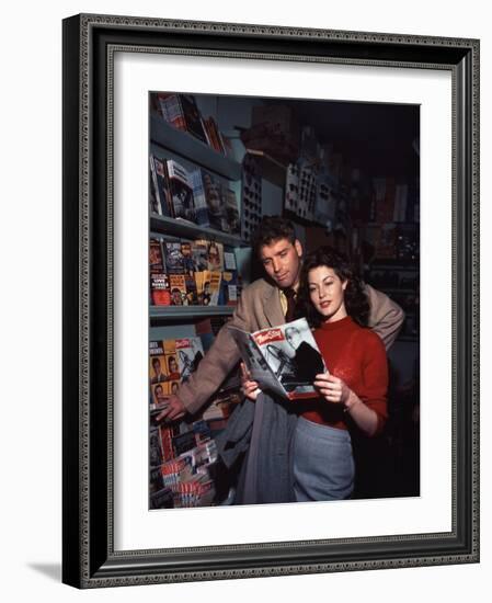 Burt Lancaster and Ava Gardner sur le plateau du film "Les tueurs", 1946-null-Framed Photo