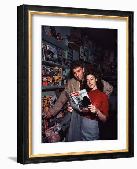 Burt Lancaster and Ava Gardner sur le plateau du film "Les tueurs", 1946-null-Framed Photo